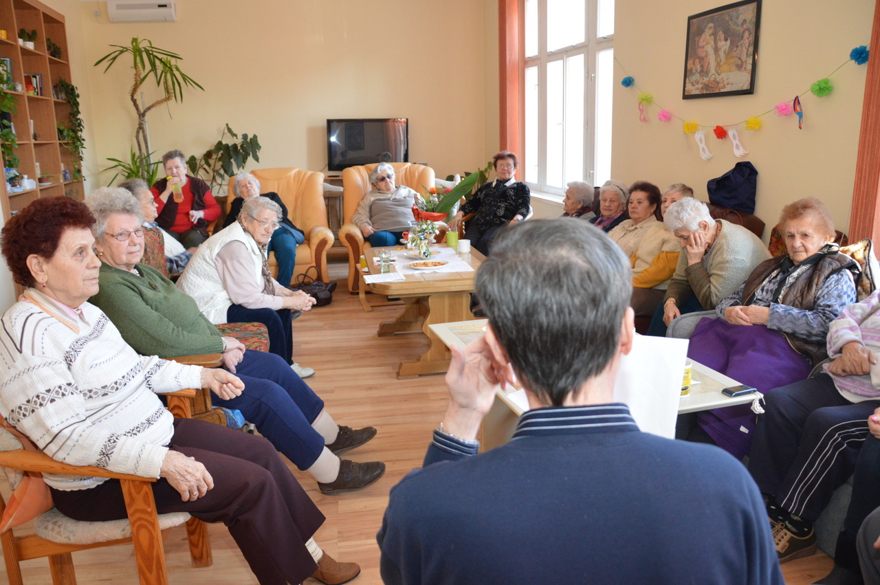 Read more about the article Irodalmi előadások az idősek nappali ellátójában